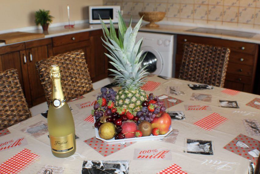 Media Luna - Holiday house in Dehesa de la Villa for rent - dining area - fruit plate Holidaydelaluz