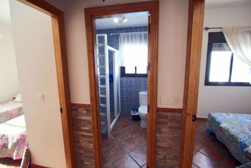 Casa Lucas - Holiday house in Conil de la Frontera for rent - bathroom - view to the bedrooms