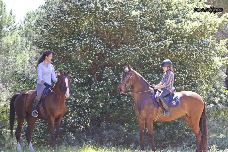 Otras actividades son montar a caballo.