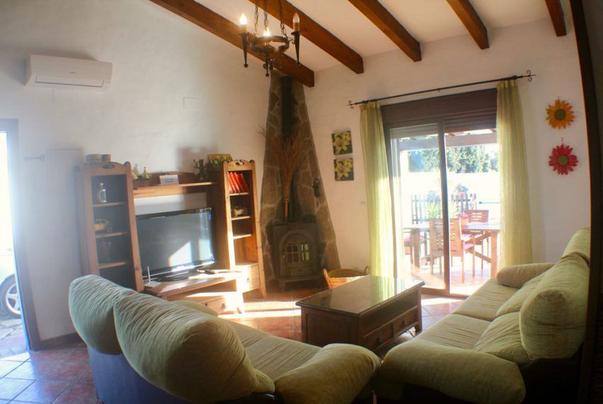 Casa Galindo - Holiday home in Roche Viejo for rent - living room - fireplace