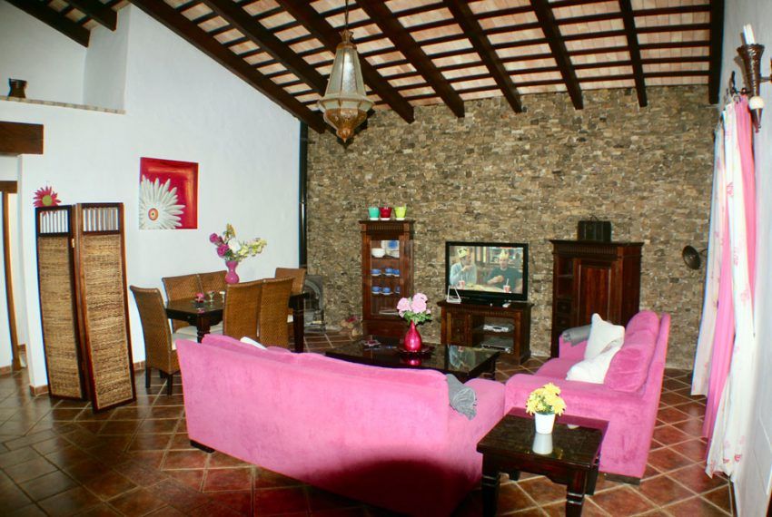 Casa Roció - Holiday home in Roche Viejo for rent - living room - fireplace