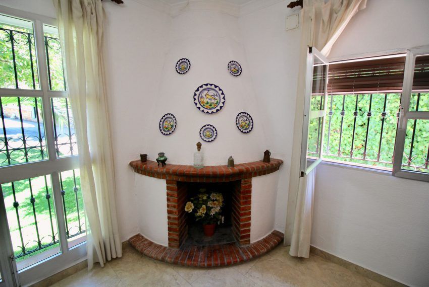 Villa Bonita - Holiday house by the sea in Fuente del Gallo for rent - fireplace in the living room