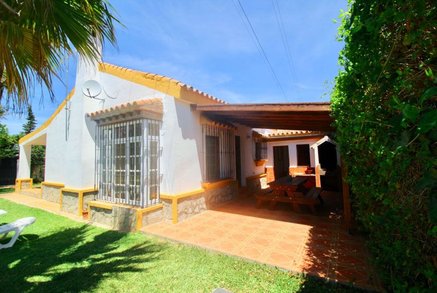 Casa Luna - holiday house in Roche Viejo for rent - house - barbecue area - entrance to the guest room