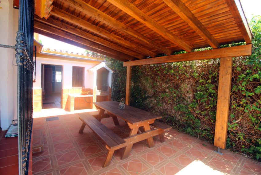 Casa Luna - holiday house in Roche Viejo for rent - barbecue area - entrance to the guest room