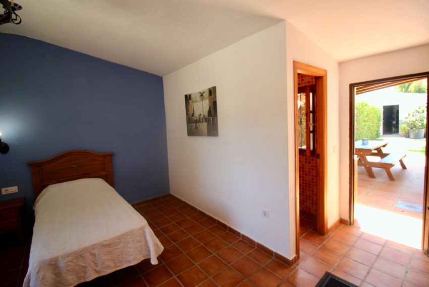 Casa Luna - holiday house in Roche Viejo for rent - guest room - exit to the BBQ area